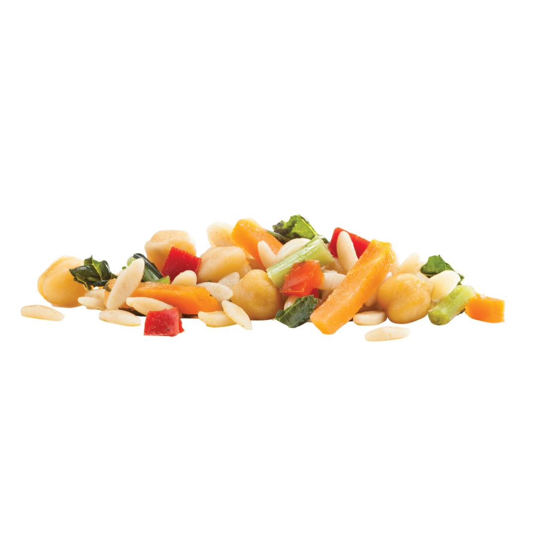 Combinación de pasta orzo de grano entero, garbanzos y col rizada integrales